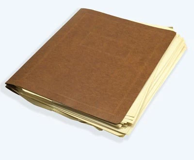 Braune Aktenmappe mit Dokumenten