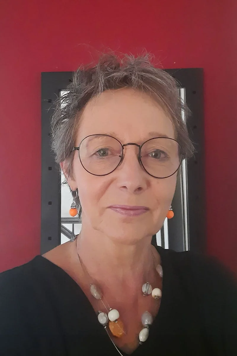 Porträt von Frau Petra Spieß vor rotem Hintergrund